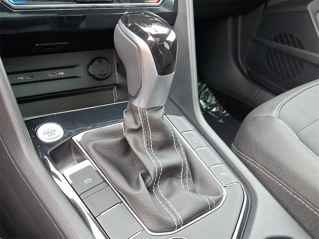 2025 Volkswagen Taos SE photo 3