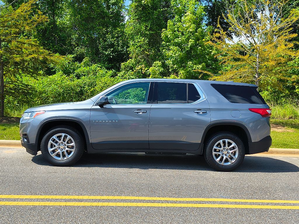 2021 Chevrolet Traverse LS photo 2