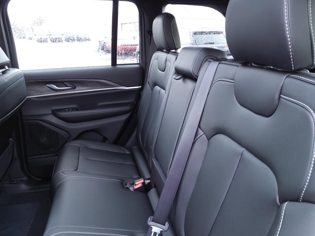 2025 Jeep Grand Cherokee Limited photo 12