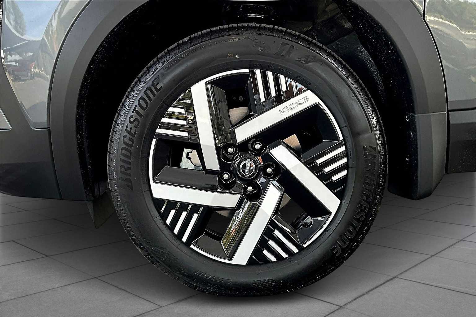 2025 Nissan Kicks SV photo 10