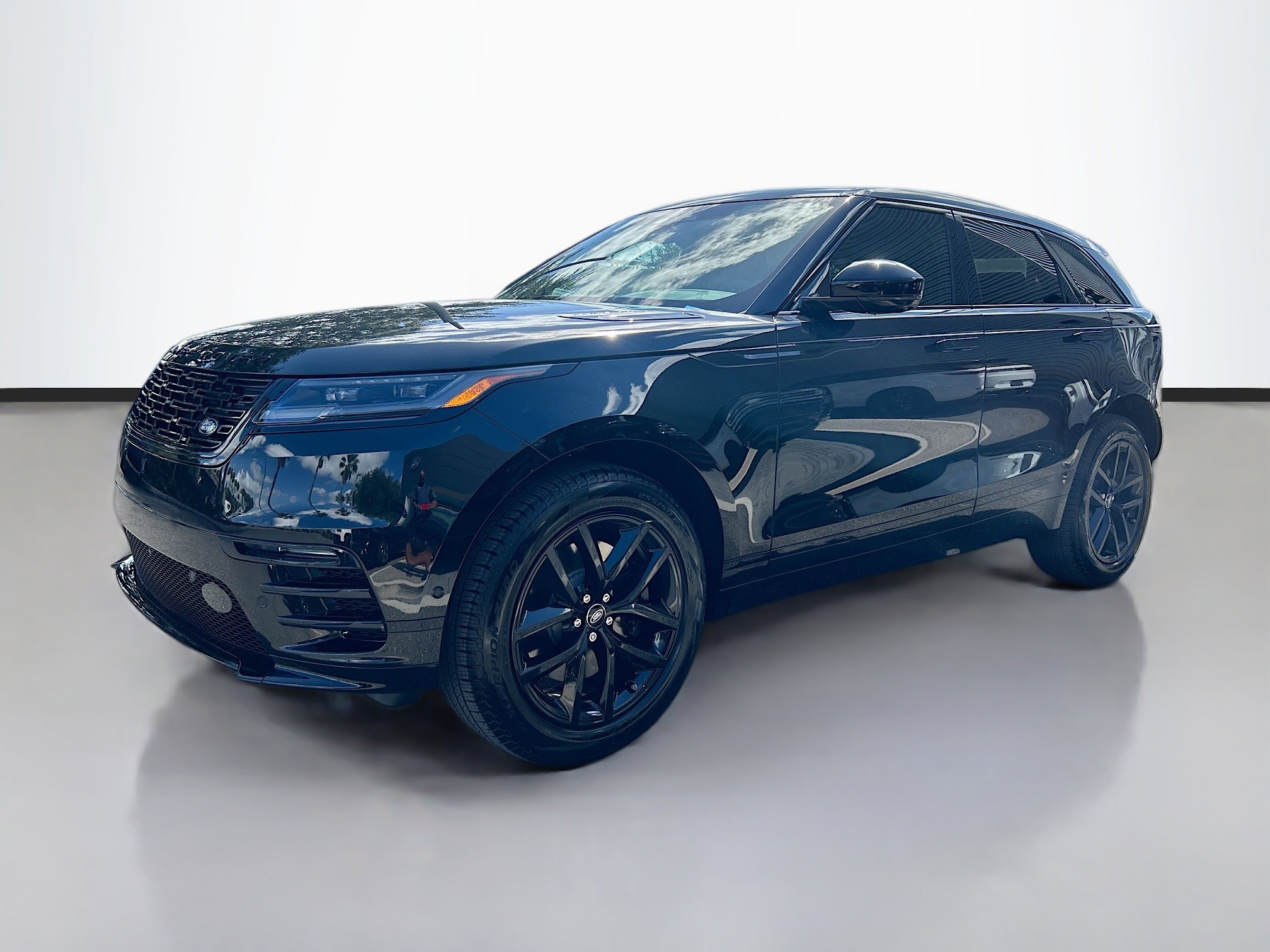 2026 Land Rover Range Rover Velar Dynamic SE's photo