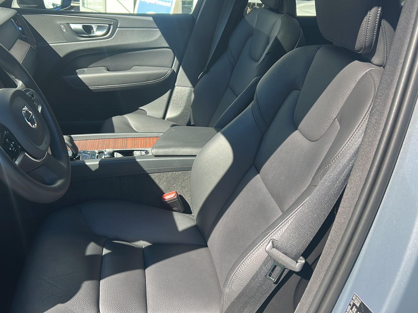2024 Volvo XC60 Plus photo 7