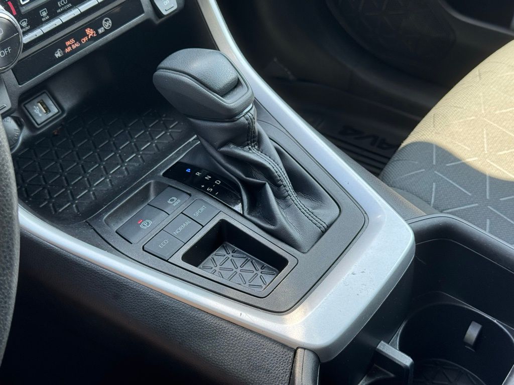 2023 Toyota RAV4 XLE photo 32