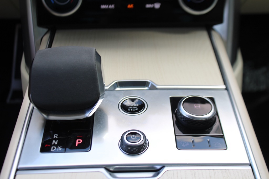 2023 Land Rover Range Rover SE photo 18