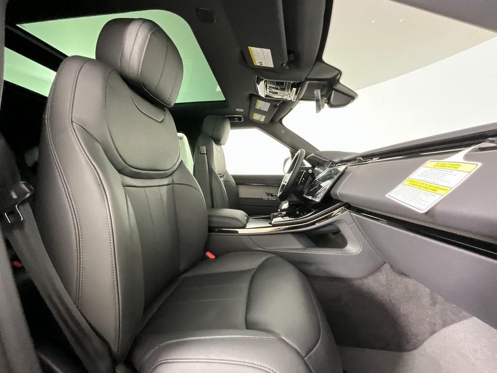 2025 Land Rover Range Rover Sport SE photo 3