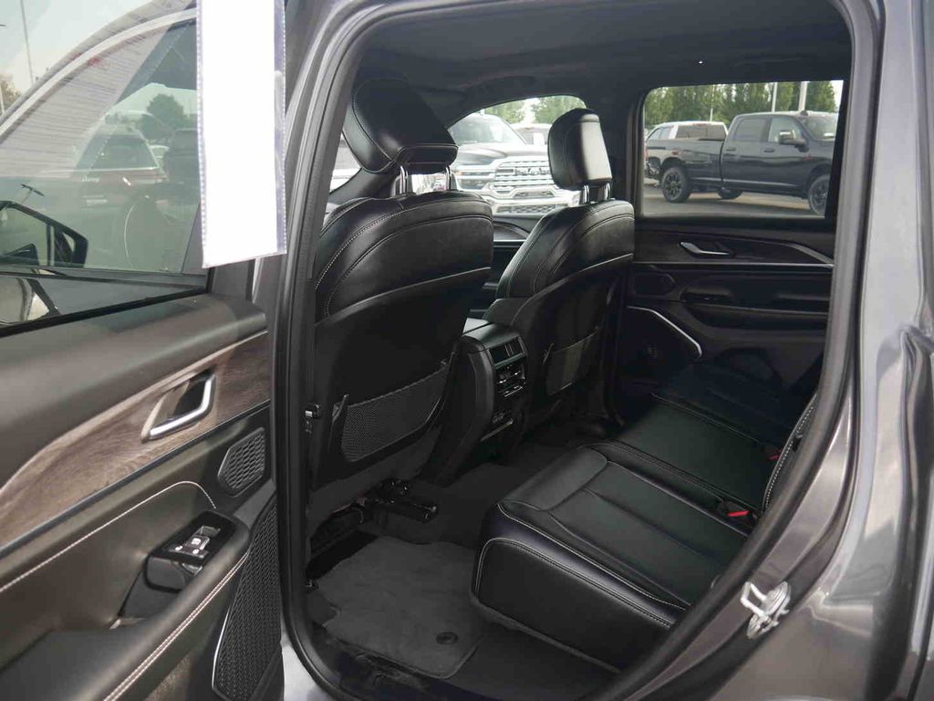 2024 Jeep Grand Cherokee Overland photo 12