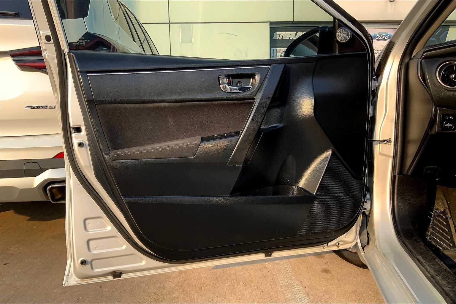 2019 Toyota Corolla LE photo 21