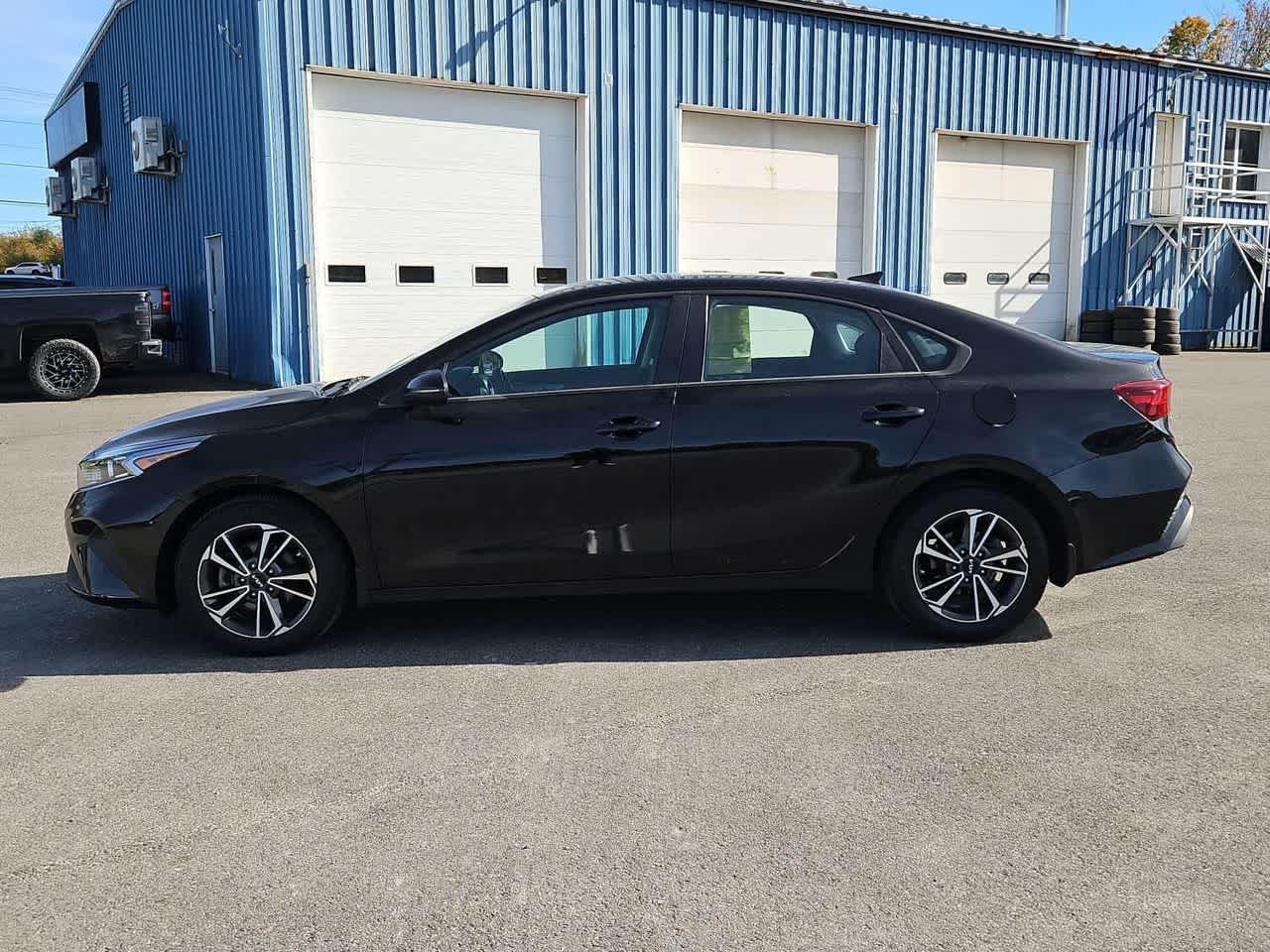 2023 Kia Forte LXS photo 3