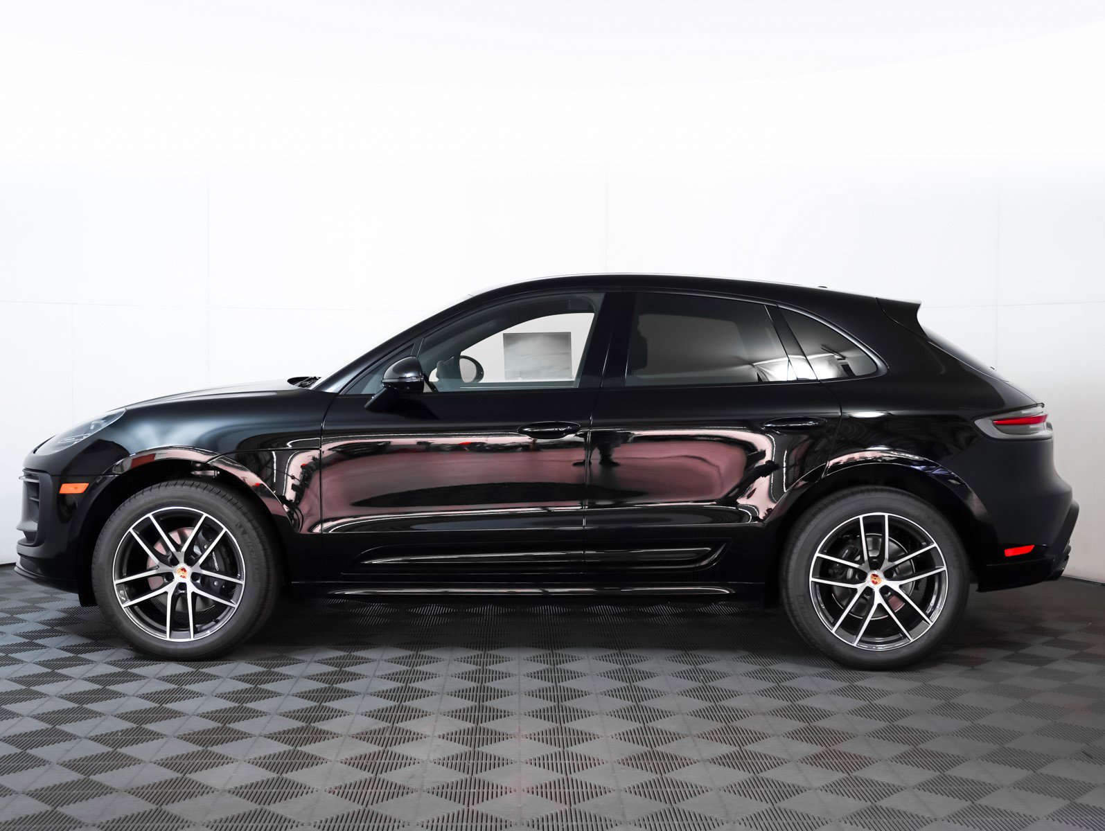 2025 Porsche Macan T photo 2