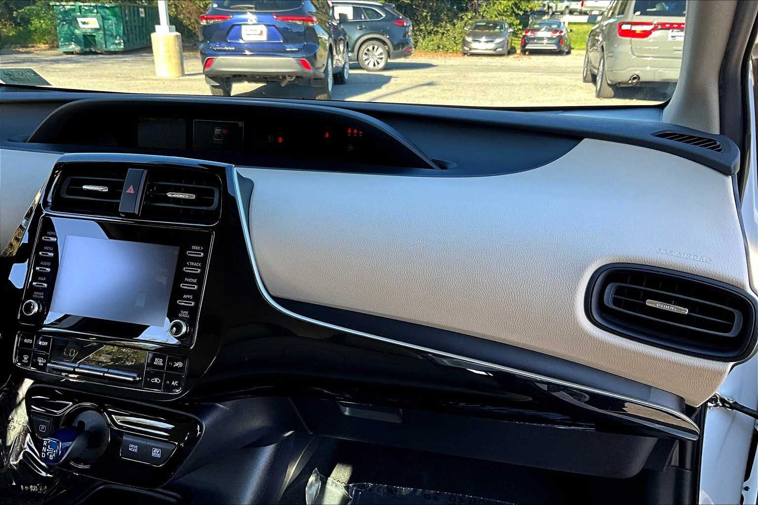 2022 Toyota Prius LE photo 16