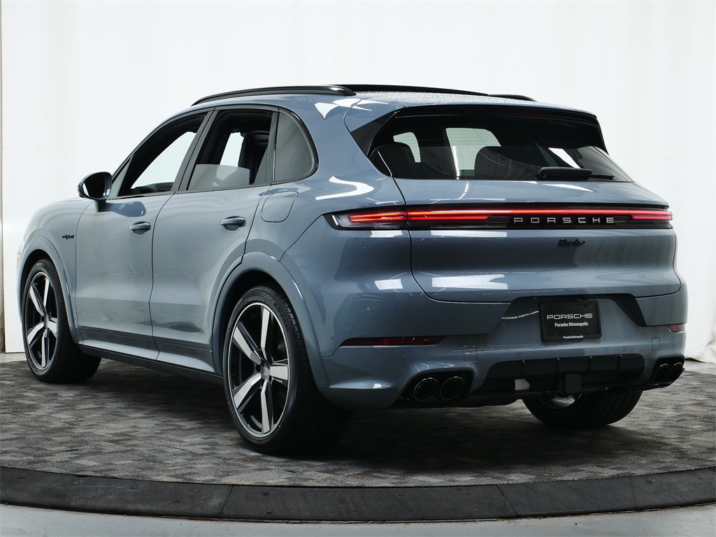 2025 Porsche Cayenne E-Hybrid Turbo photo 3