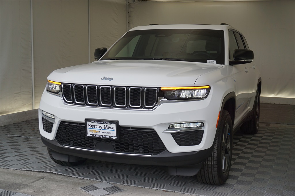 2024 Jeep Cherokee Base photo 3