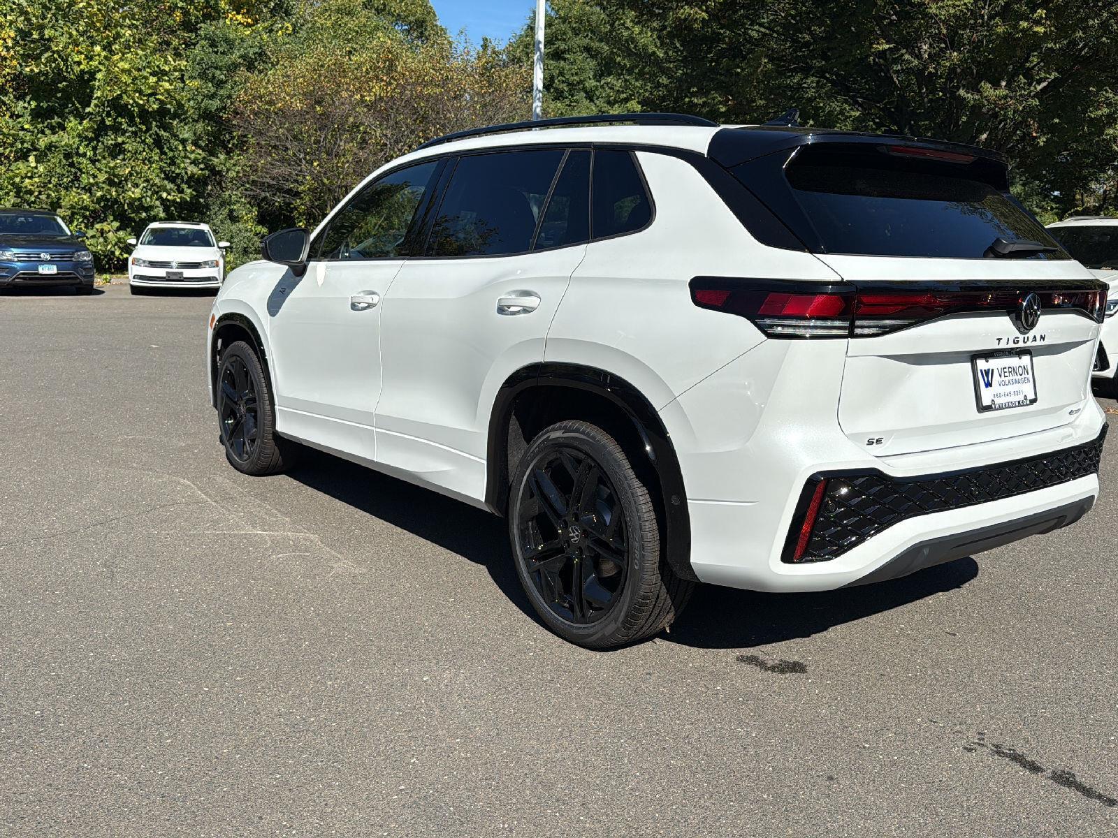 2025 Volkswagen Tiguan SE R-Line Black photo 3