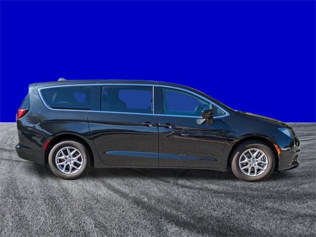 2023 Chrysler Voyager LX photo 3