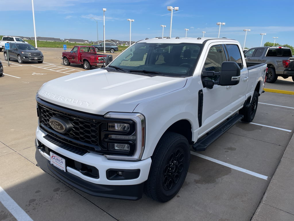 2025 Ford F-350 XLT photo 3