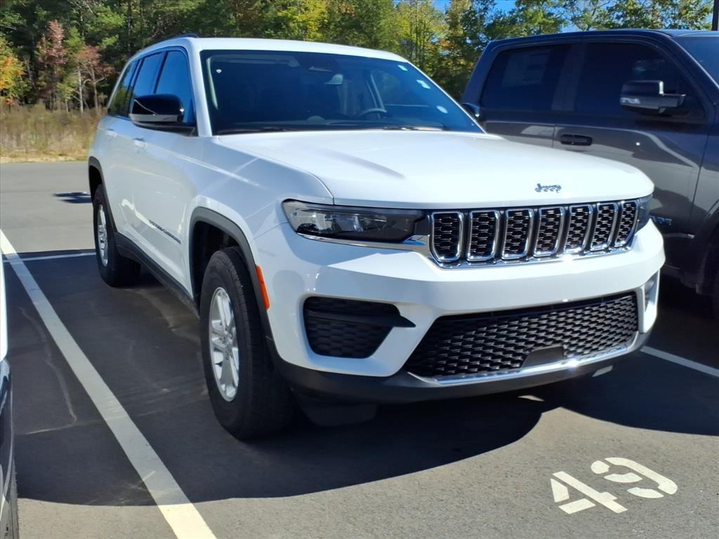 2024 Jeep Grand Cherokee Laredo photo 3