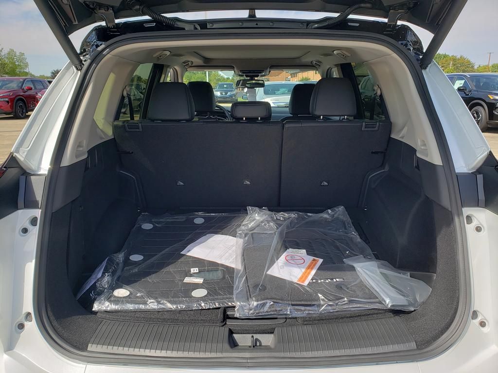 2026 Nissan Rogue Platinum photo 6