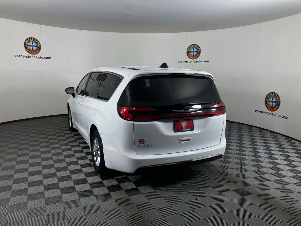 2024 Chrysler Pacifica Touring L photo 3