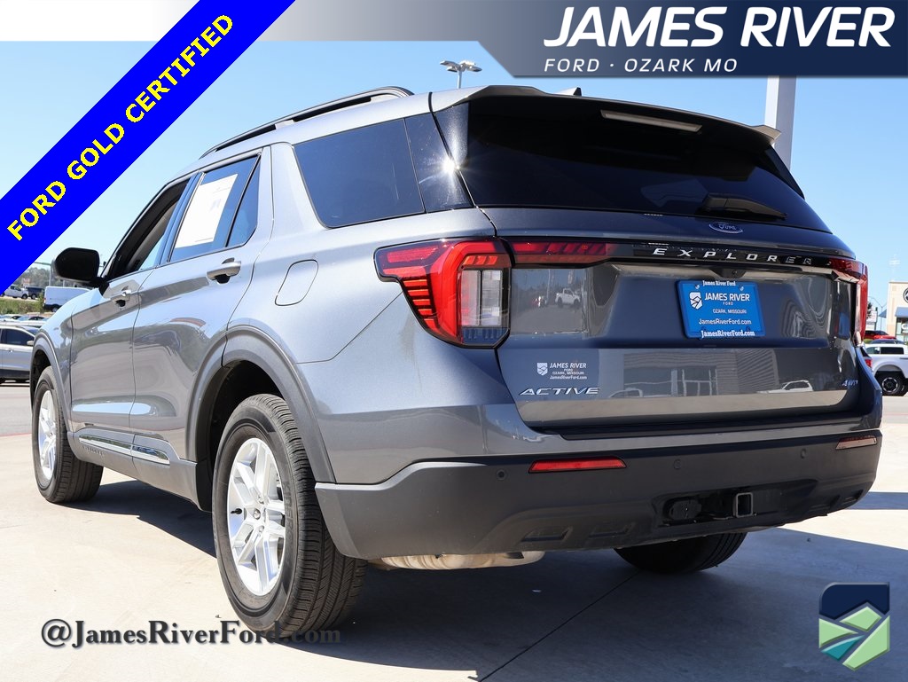 2025 Ford Explorer photo 2