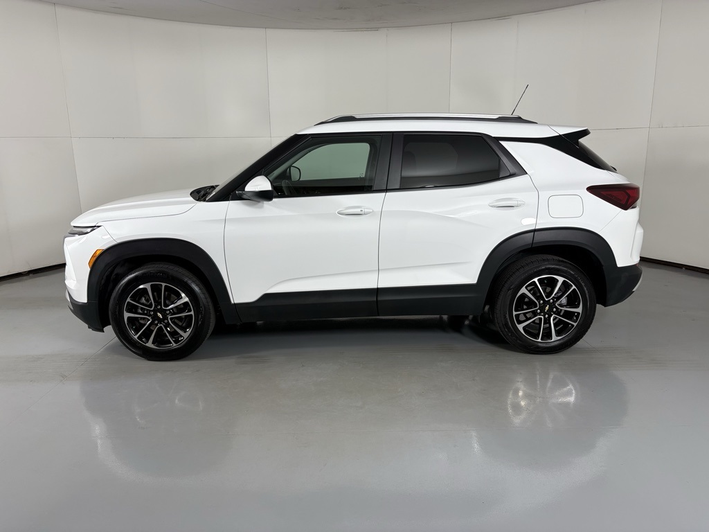 2025 Chevrolet Trailblazer LT photo 2