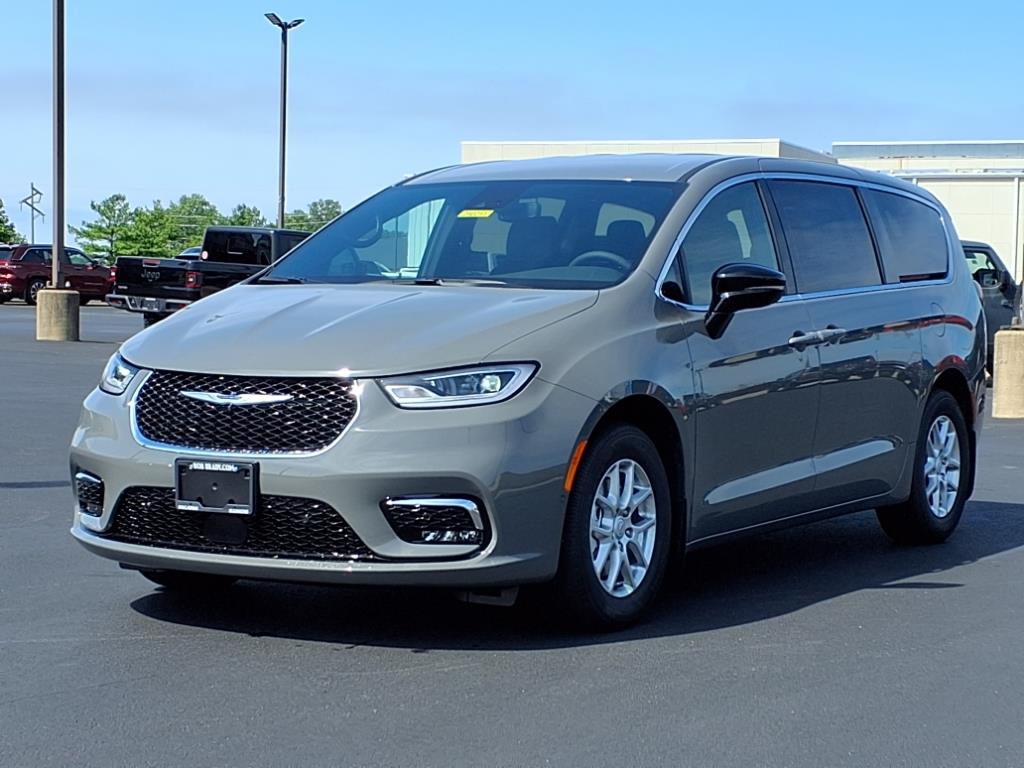 2025 Chrysler Pacifica photo 12