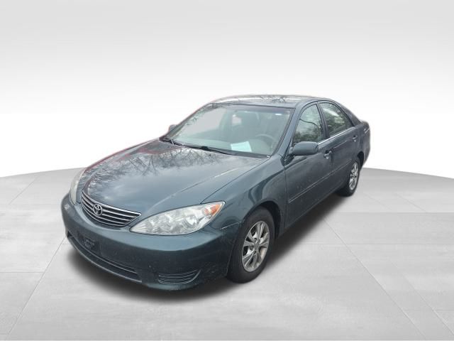 Used 2005 Toyota Camry LE with VIN 4T1BF32KX5U108452 for sale in Delaware, OH