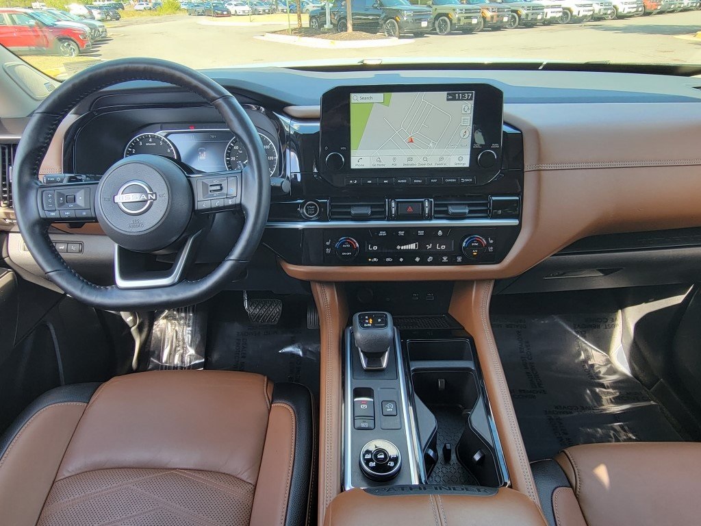 2022 Nissan Pathfinder Platinum photo 3