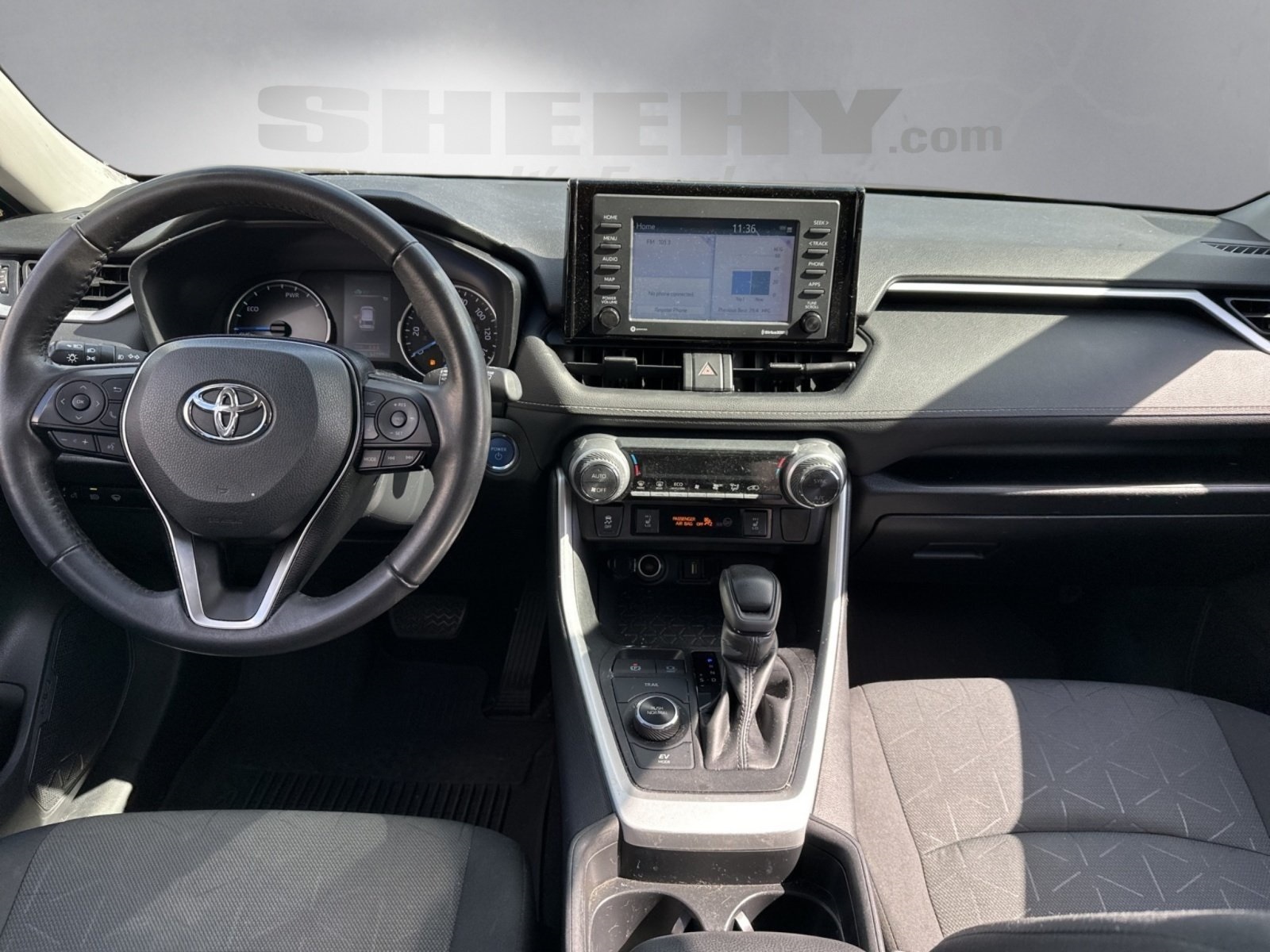 2021 Toyota RAV4 Hybrid XLE photo 3