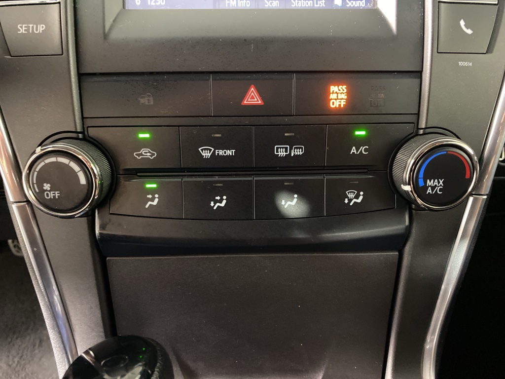 2016 Toyota Camry LE photo 21