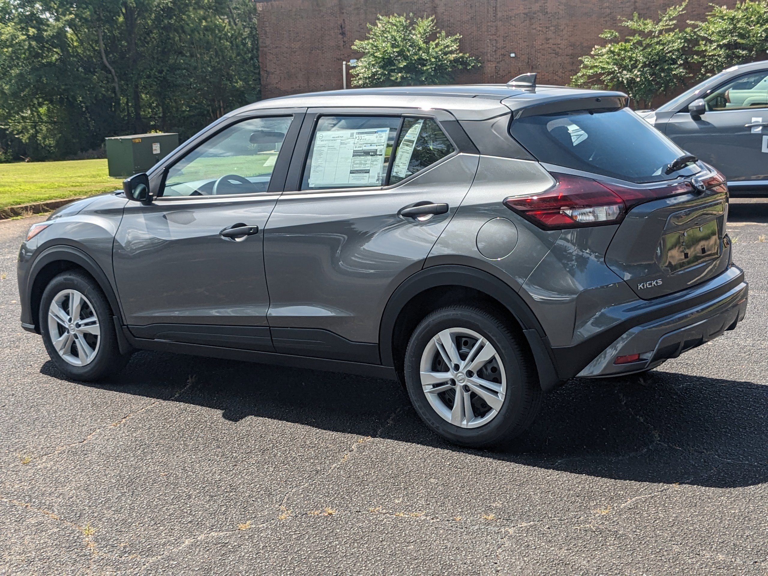 2025 Nissan Kicks Play S photo 2