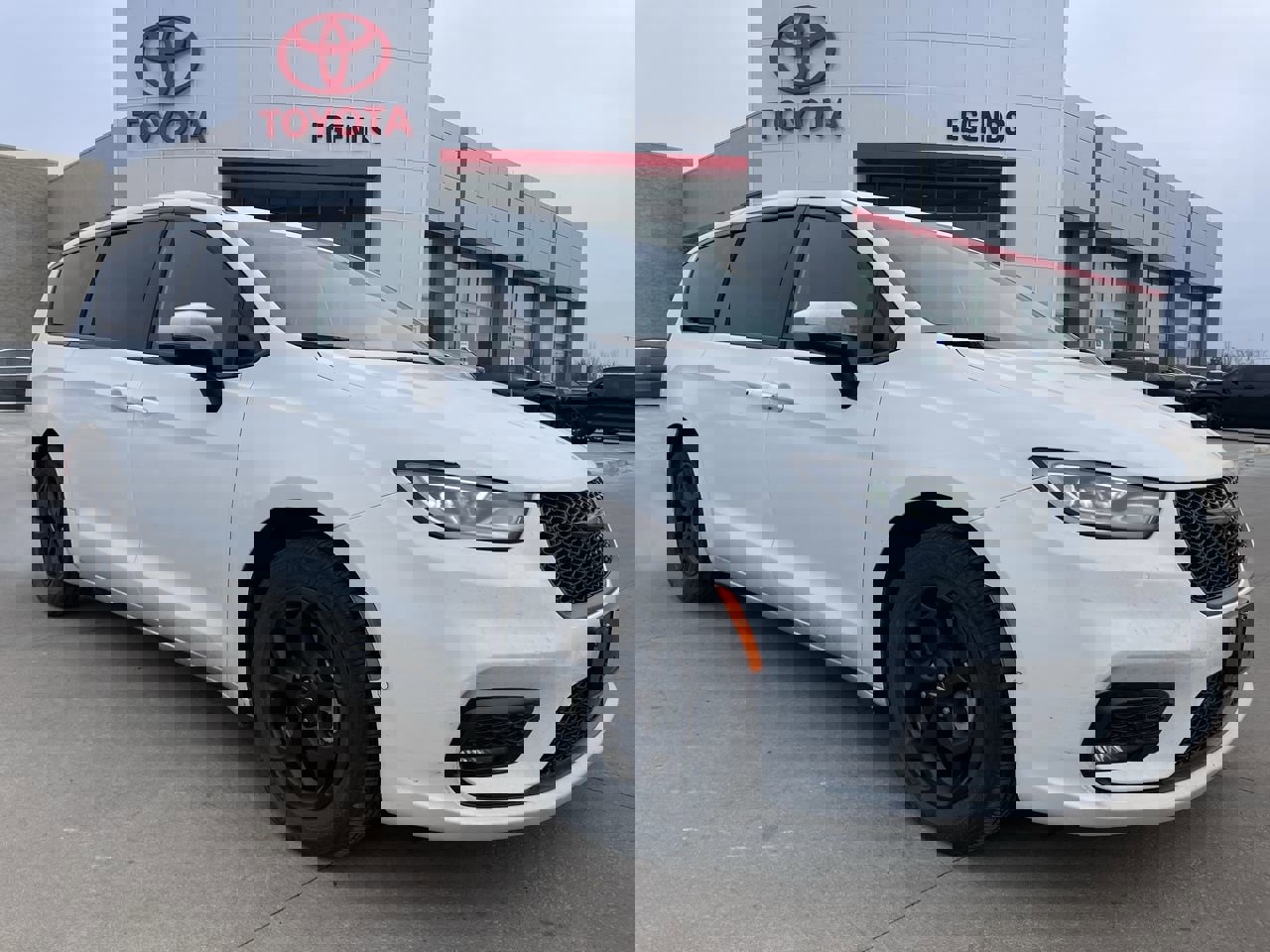 2023 Chrysler Pacifica Hybrid Touring L's photo