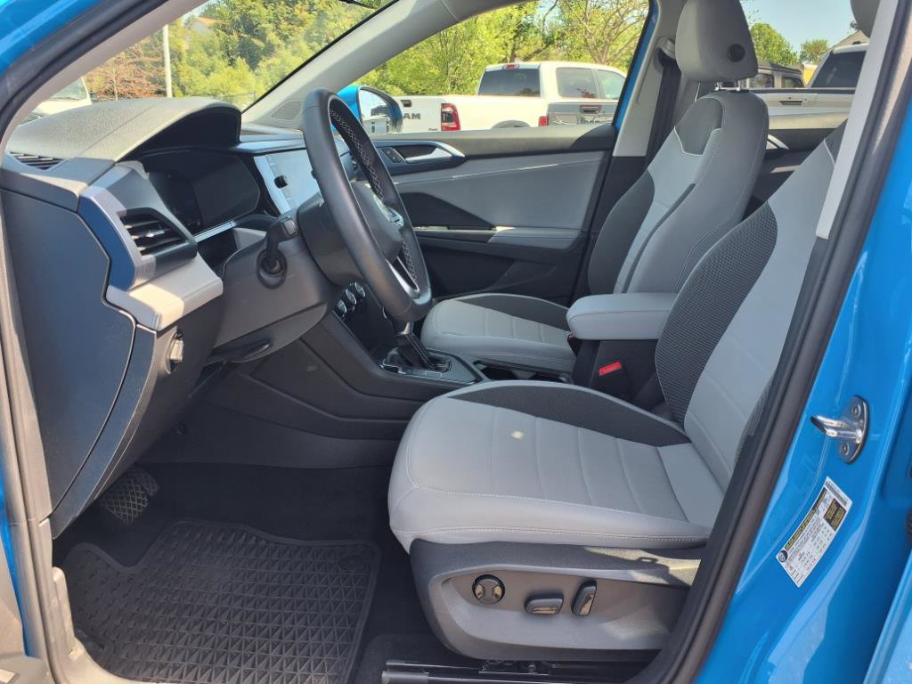 2024 Volkswagen Taos SE photo 3