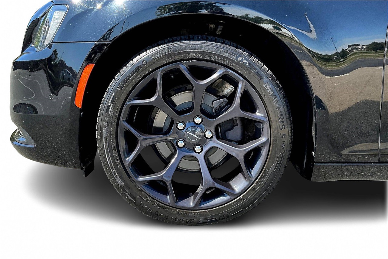 2019 Chrysler 300 S photo 30