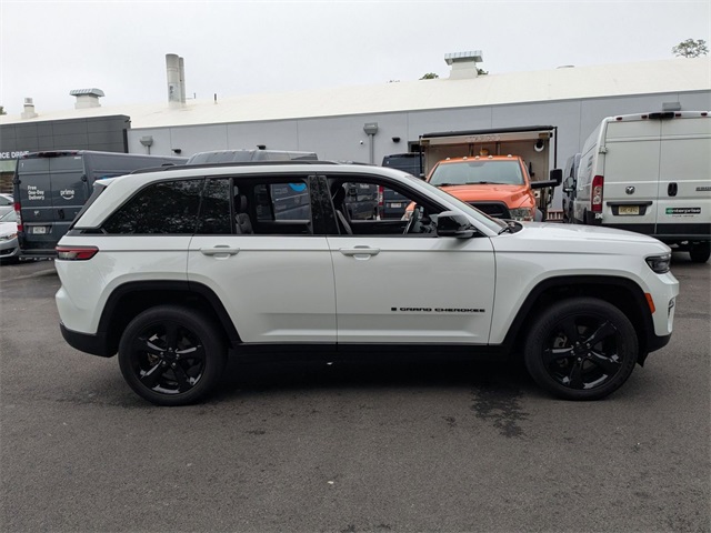 2023 Jeep Grand Cherokee Altitude photo 2