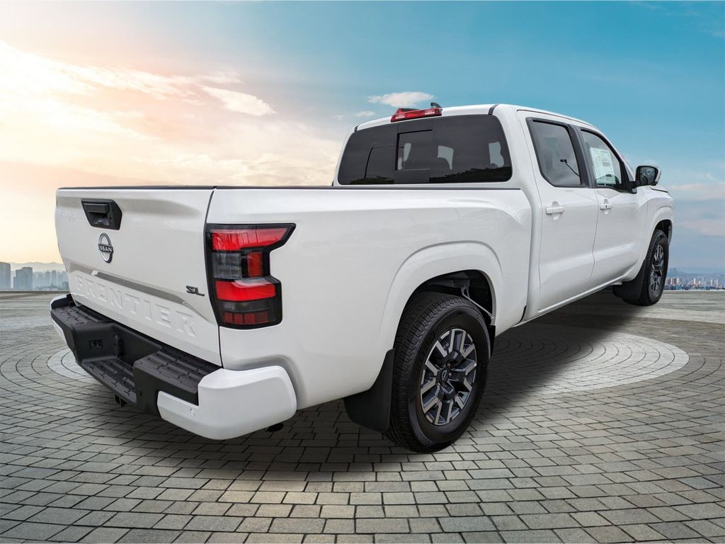 2025 Nissan Frontier Crew Cab SL photo 3