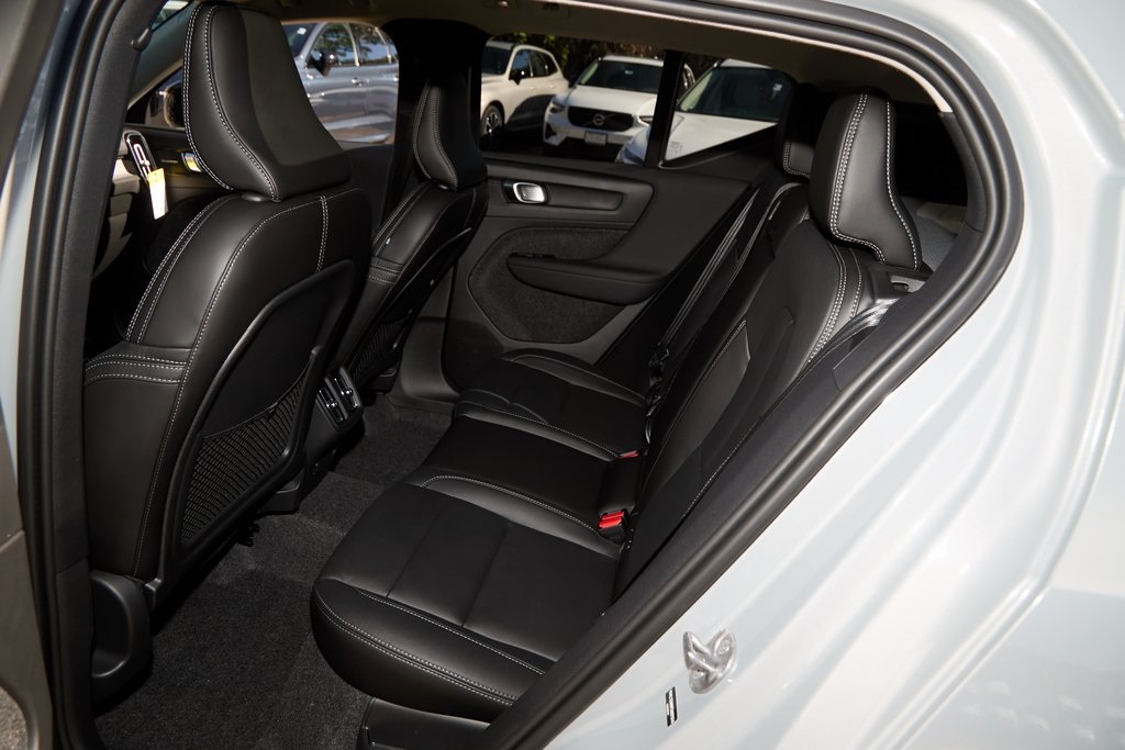 2026 VOLVO XC40 - Image 19