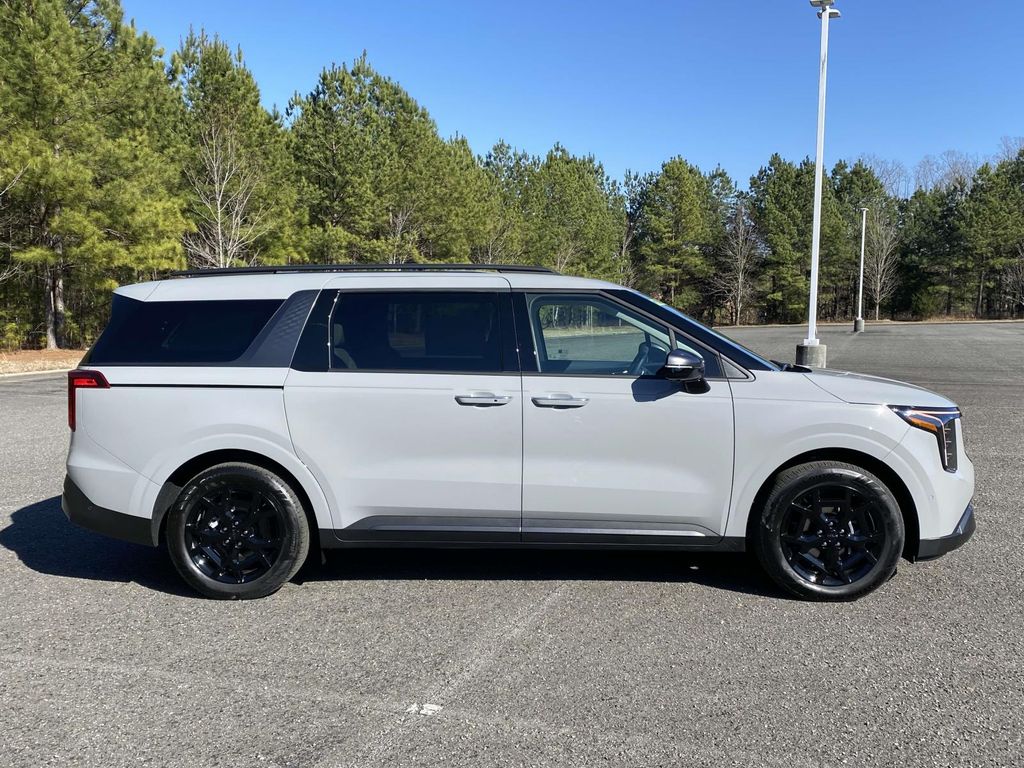 2025 Kia Carnival SX's photo