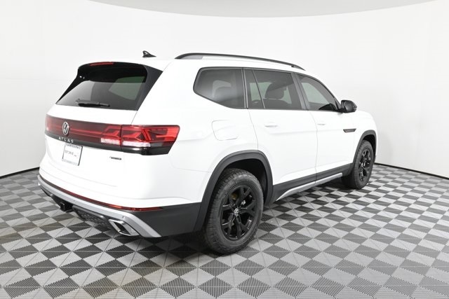 2025 Volkswagen Atlas Peak Edition SE photo 2