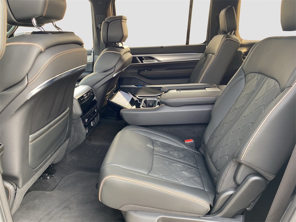 2023 Jeep Grand Wagoneer III photo 19