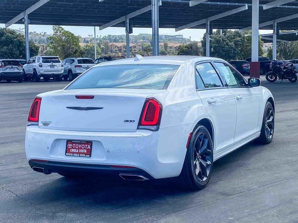 2021 Chrysler 300 Touring photo 4