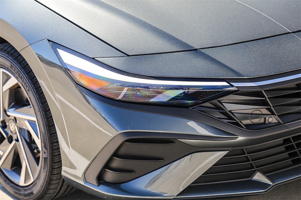 2025 Hyundai Elantra SEL Sport photo 10