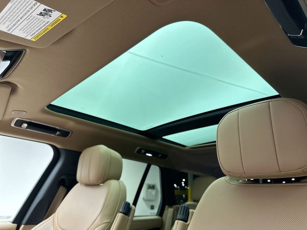 2023 Land Rover Range Rover SE photo 12