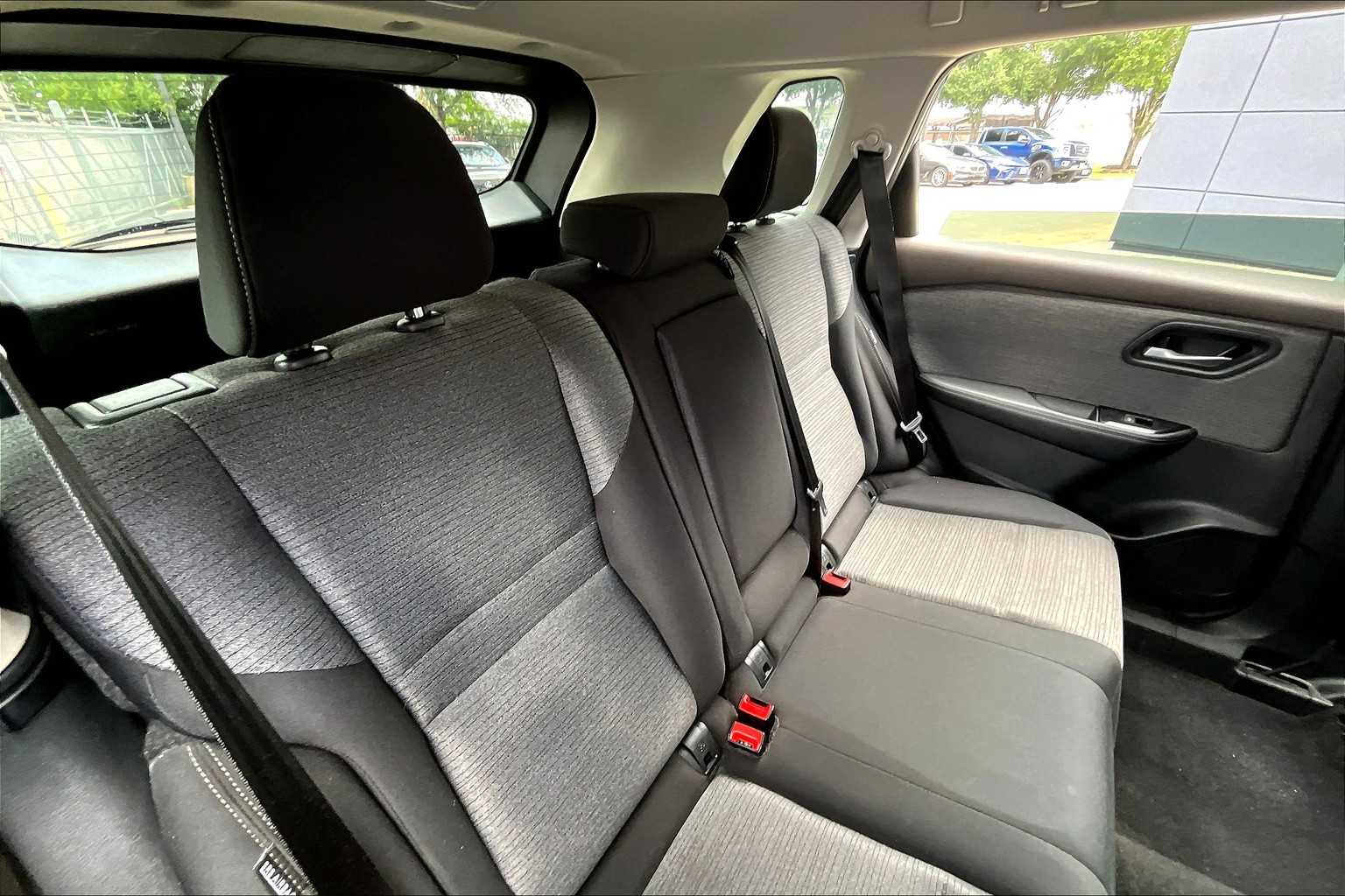 2023 Nissan Rogue SV photo 18