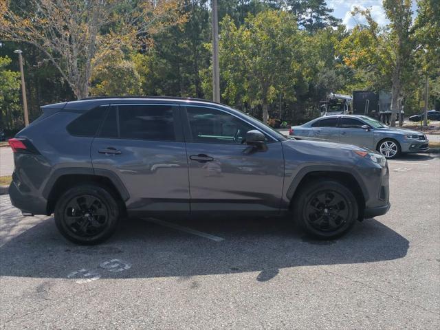 2019 Toyota RAV4 LE photo 3