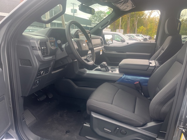 2025 Ford F-150 XLT photo 2