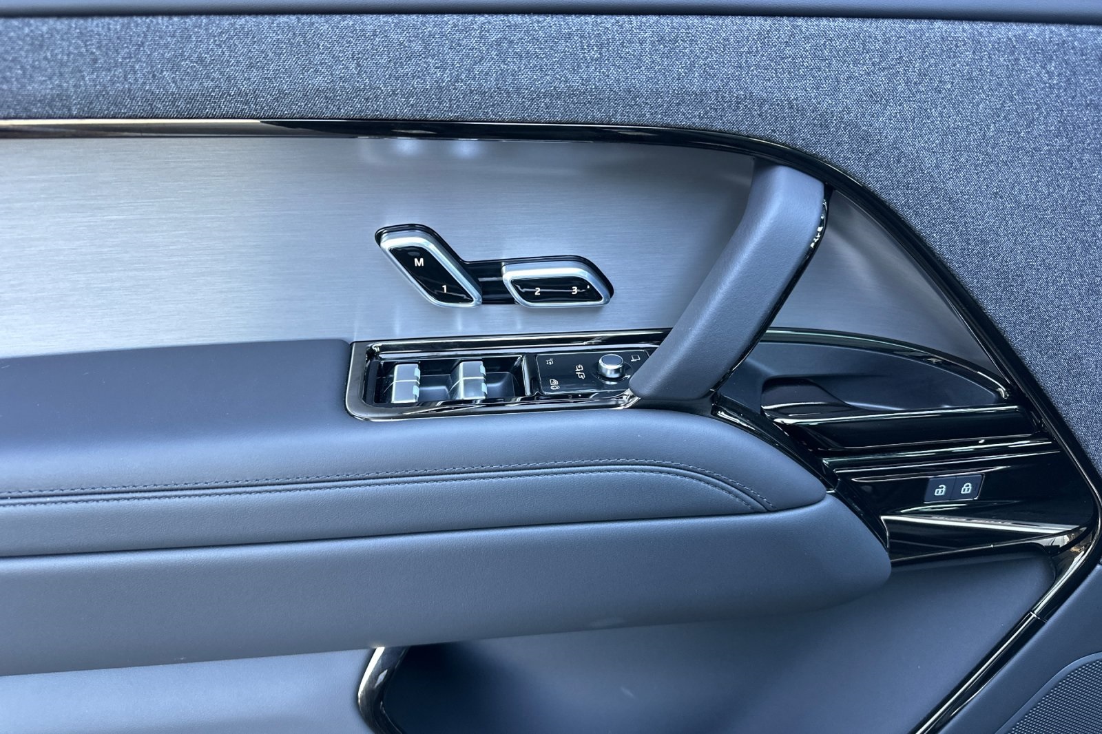 2025 Land Rover Range Rover Sport SE photo 11