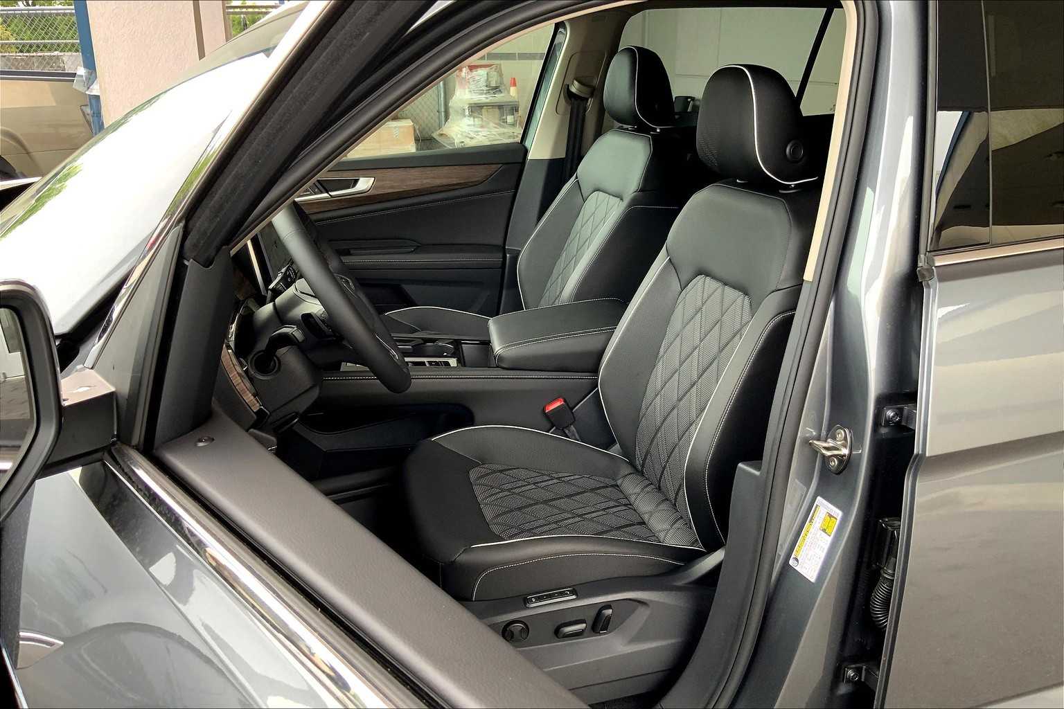 2025 Volkswagen Atlas SEL Premium R-Line photo 8