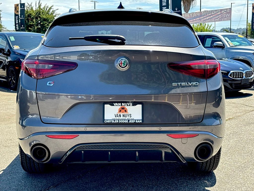2022 Alfa Romeo Stelvio Ti photo 3