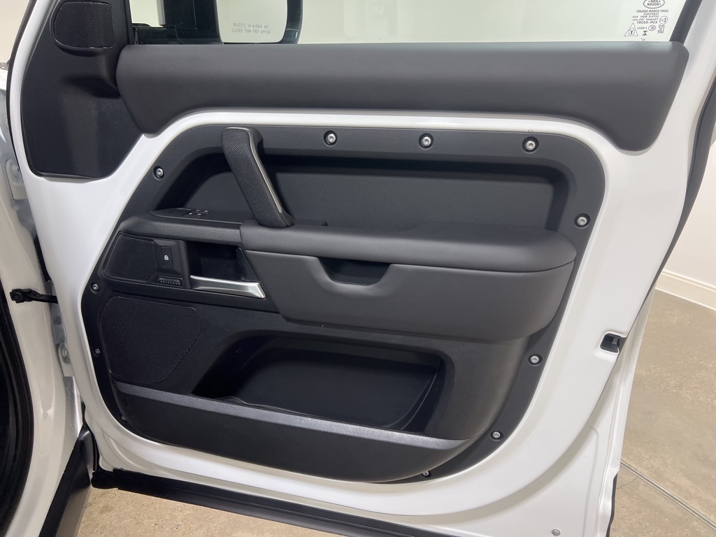 2025 Land Rover Defender 110 V8 photo 20