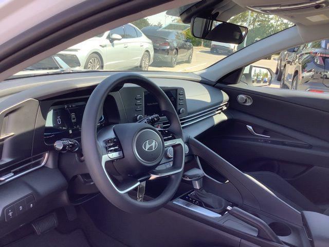 2025 Hyundai Elantra SE photo 10